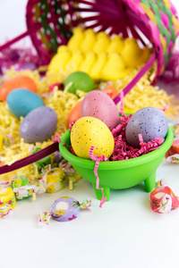 用彩色的鸡蛋 黄色的小鸡和糖果的复活节篮子