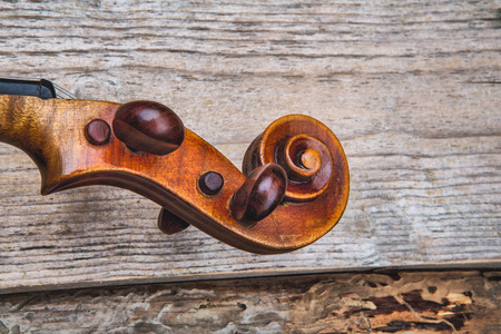 旧 unplaned 板背景下的古代小提琴照片