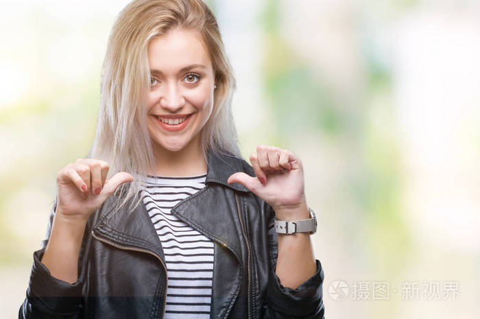 时尚夹克在孤立的背景下, 脸上面带微笑, 用手指自豪而快乐地指着自己