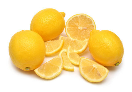 柠檬创造性整体和切片查出在白色背景。黄色水果。平面布局, 顶部视图