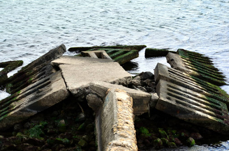 在海水中建造混凝土板图片