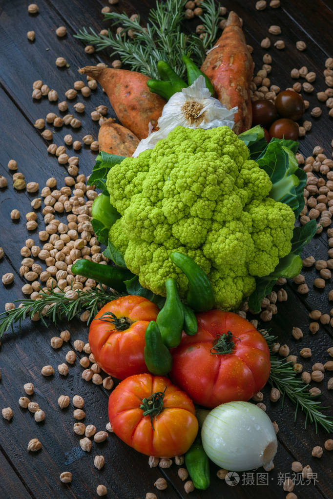 五颜六色的蔬菜和chiskpeas深色背景