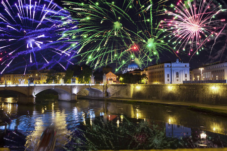 圣安杰洛大桥上的庆祝焰火。蒂伯河。罗马。意大利