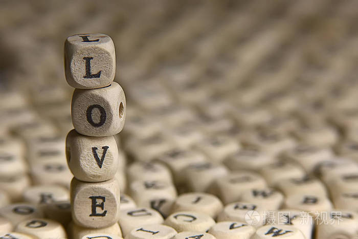 木立方体用字母, 爱题字。来自小字母, 浪漫和爱的概念的信息