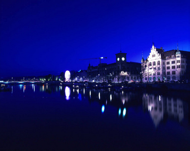 苏黎世城市风景在蓝色小时, 夜场面