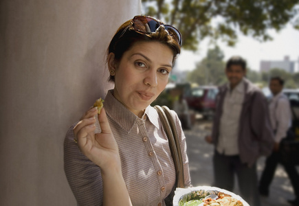 女人在街边食物