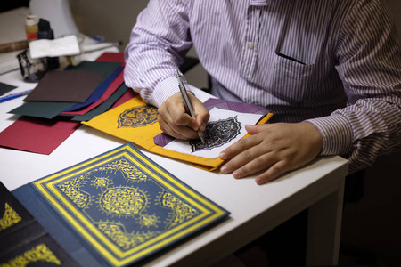 书籍活页夹手说明书封面在他的车间东书法图案在他的工作表中的特写