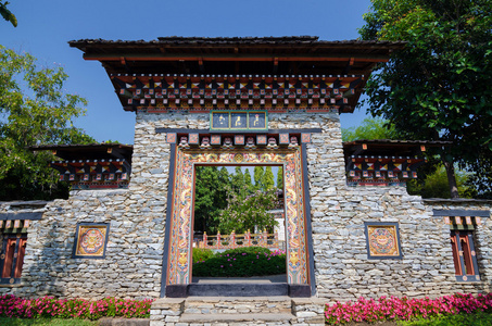 不丹风格的门和墙的入口通道