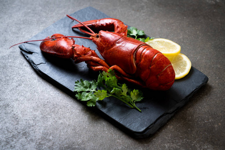 整个红龙虾图片