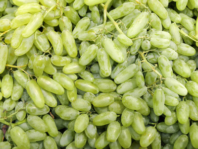 积云长圆形长圆形浅绿色新鲜葡萄束照片