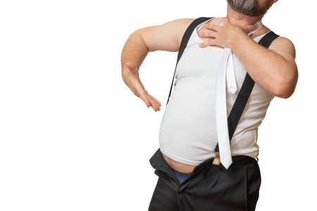 一个人用一只手指着他的大肚子, 另一只手把自己抱在脖子上.