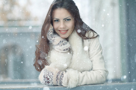 年轻漂亮的女孩在冬季