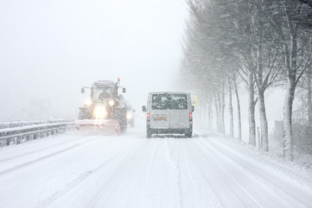 在荷兰的暴风雪中驾驶的扫雪