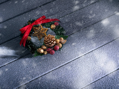 在木背上关闭圣诞节和新年花圈的视图