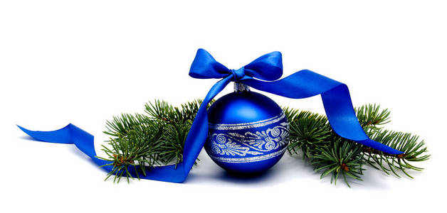 圣诞节装饰蓝色球与丝带和冷杉树枝查出在白色背景
