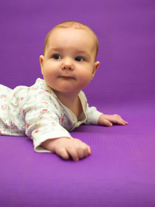 紫色背景上的婴儿
