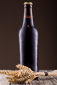 啤酒瓶和角宿一在棕色背景