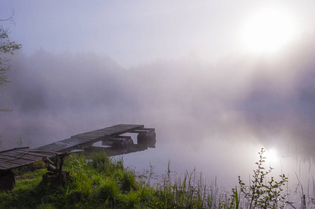 森林湖和码头之上的早晨日出雾图片