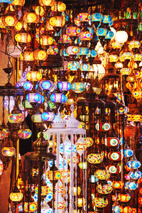 纪念品商店的传统手工制作的土耳其灯。彩色玻璃马赛克。大集市, 伊斯坦布尔, 土耳其
