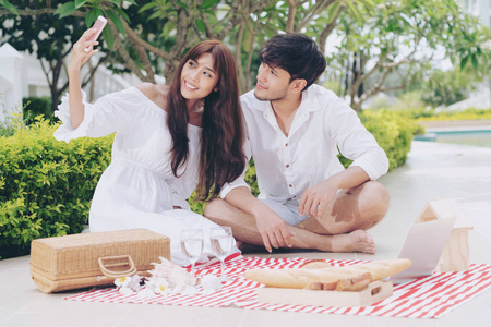 去约会愉快的年轻夫妇去野餐和约会在公园在夏天照片