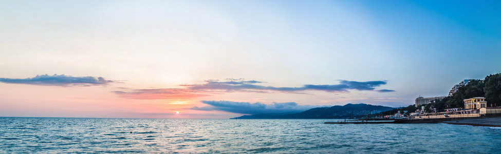 索契海岸温暖的夏天日落