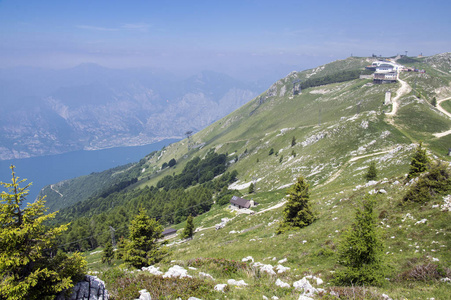 旅游小道 alta via del monte baldo, 加尔达山脉的山脊路, 拉戈湖景观