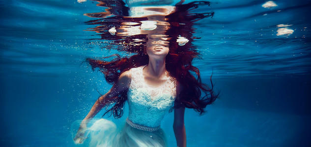 新娘在水里游泳照片