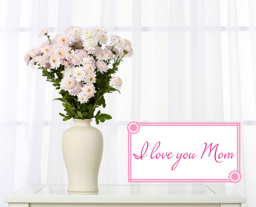 束美丽的鲜花插在花瓶里的窗口背景，母亲节的概念