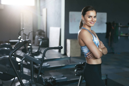 运动妇女在运动装在 Crossfit 健身房