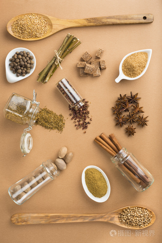 布朗香辛料对棕色背景