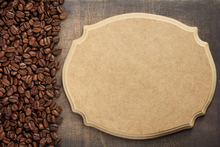 咖啡概念豆和标志板在木质背景, 顶部视图
