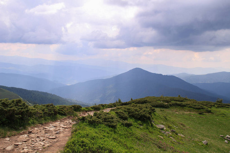 乌克兰夏季绿色的山脉。天空越过群山。乘吉普车旅行时的大气景观。越野远征