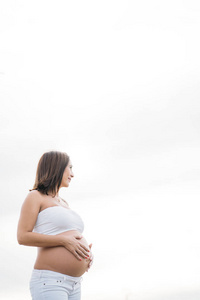 怀孕妇女七月期待婴儿