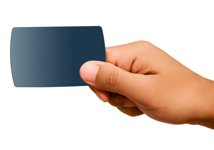 持有信用卡的角落与孤立的白色背景的人的手