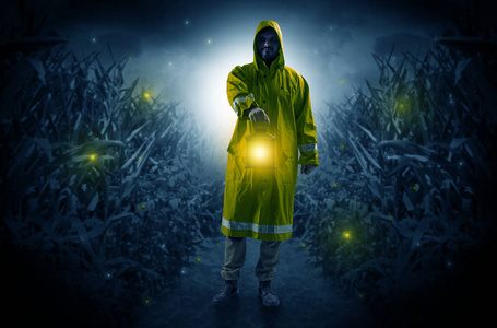 生物特征安全系统骑士与剑卡通着色页穿着雨衣的人来自黑暗的森林,手