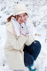 年轻女子在冬季一天玩雪