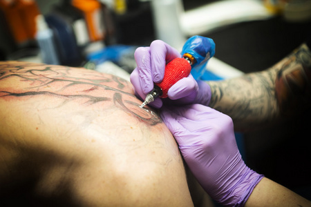 Tattooer人制作纹身