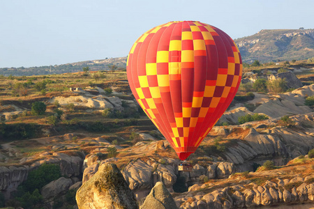 气球在空中飞行在山上。土耳其