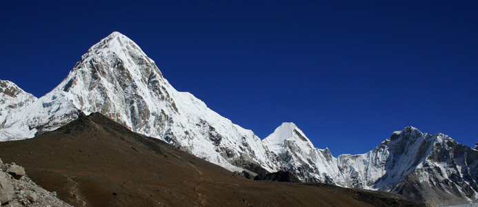 pumori 只是靠近珠穆朗玛峰大本营，尼泊尔的庞大的身躯