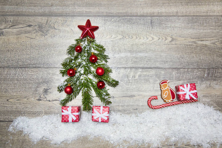美丽的圣诞树上的树枝, 礼物, 木地板上的装饰。圣诞老人在他的雪橇骑到新年树