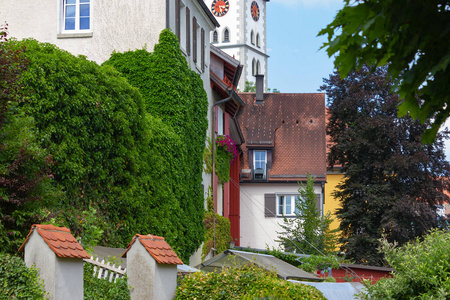 城市外墙在德国南部的巴伐利亚镇 wangen 在蓝天阳光夏天的一天
