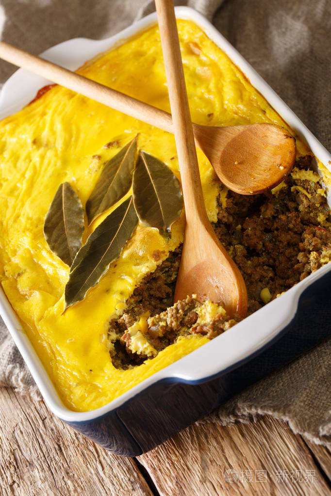 烤咖喱牛肉包盖煎蛋南非传统食物bobotie在桌上特写vertica