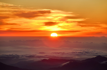 红日初升初升的太阳的土地照片