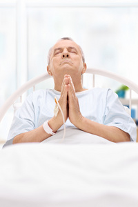男性病人向上帝祈祷