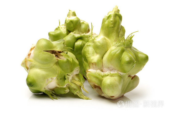 在白色背景上孤立的大头菜