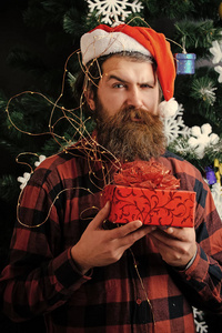 脸上有胡子的圣诞男人拿着礼物