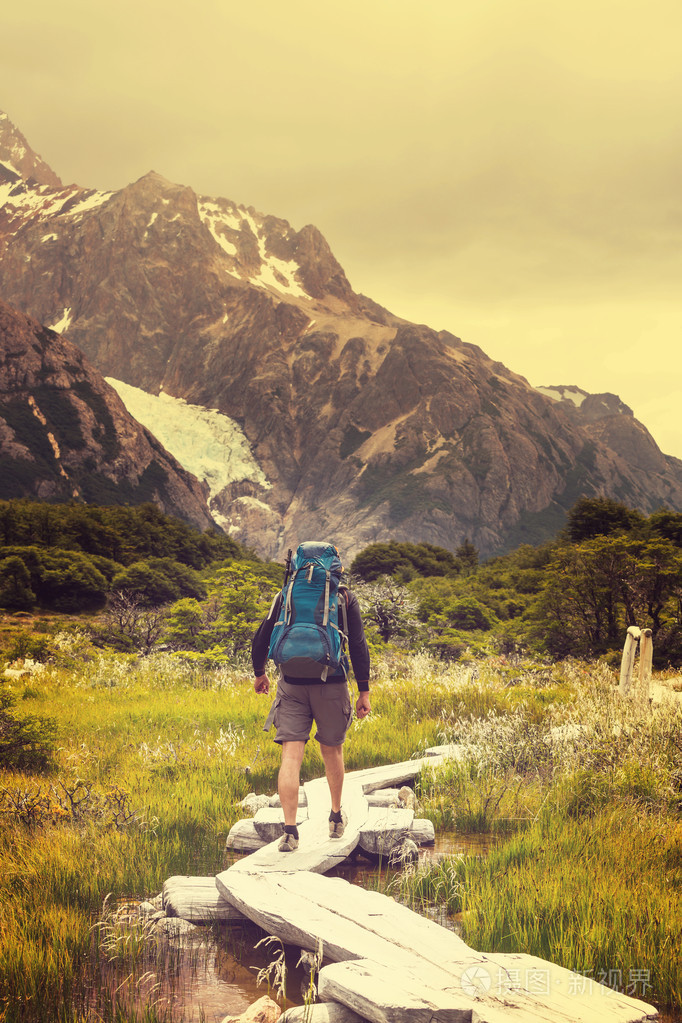 男子徒步旅行者在巴塔哥尼亚