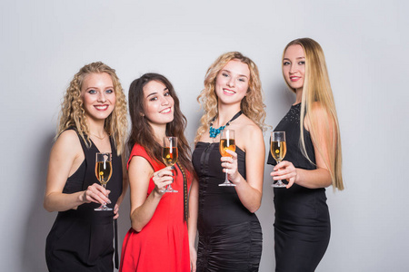 派对新年和人的概念在聚会上喝香槟酒的快乐年轻女性