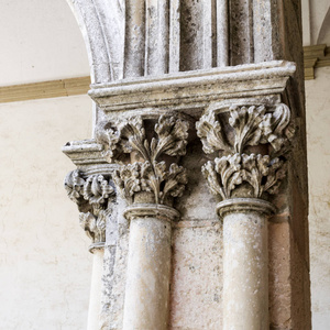 在葡萄牙托马尔的公墓修道院的柱子上描绘植物图案的罗马式首都的细节