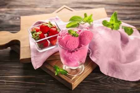 甜点碗与美味的草莓冰淇淋在船上